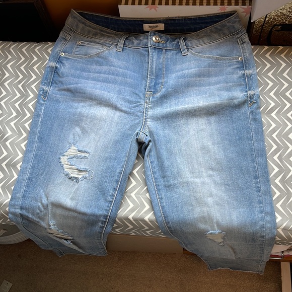 Kensie Denim - Distressed Mid-Rise Cut Off Jeans By Kensie Jeans 8/29 STRETCHY NWOT